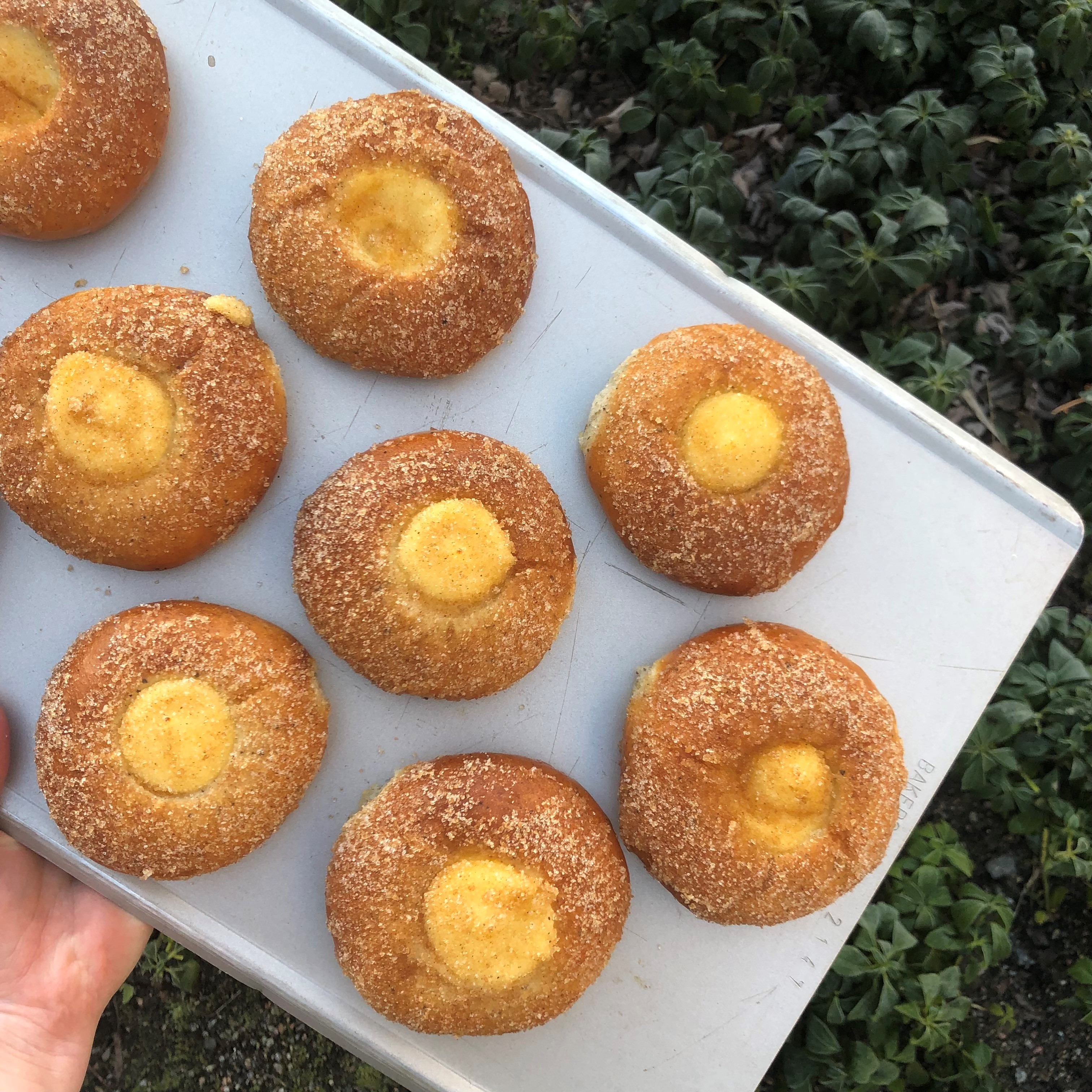 Bild på en hand som håller i solbullar