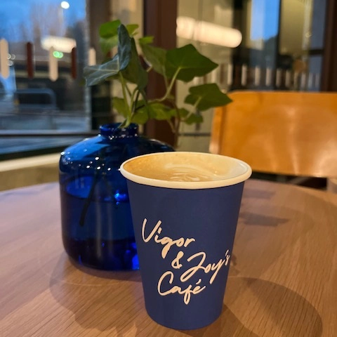 Bild på en blå kaffemugg på ett cafébord