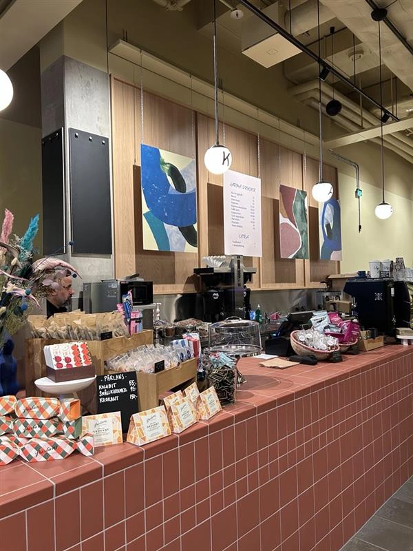 Bild på cafédisk med dekorationer och produkter på